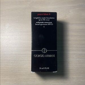 Giorgio Armani Black Power Fabric Foundation shade 4 Light
